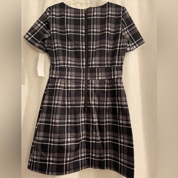 NWT Black, gray and white striped French Connection dress.  Size 8 - Picture 4 of 4